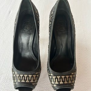 Tory Burch Womens Black Regan Signature Logo Peep Toe Pump Heels Size 7 1/2